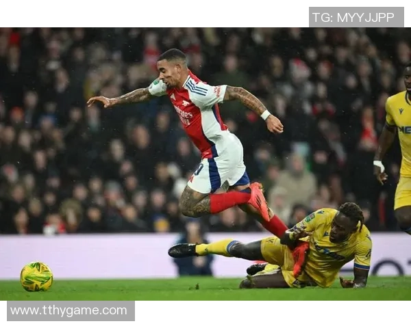 足总杯激战阿森纳凭借帽子戏法力克巴萨全场沸腾的精彩瞬间分析